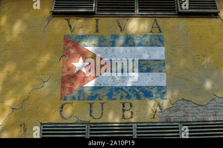 Kubanische Flagge auf gelbe Wand mit Fenstern in Kuba Stockfoto