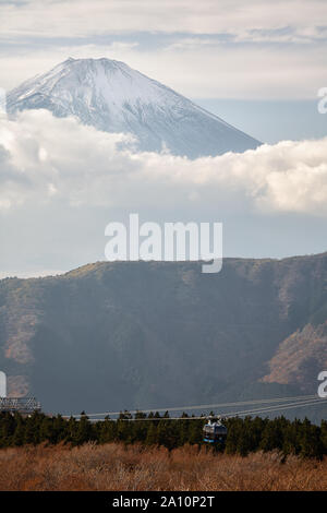 Die malerische Aussicht auf den Berg Fuji Gipfel in den Wolken von der Hakone Region. Die Präfektur Kanagawa. Honshu. Japan Stockfoto