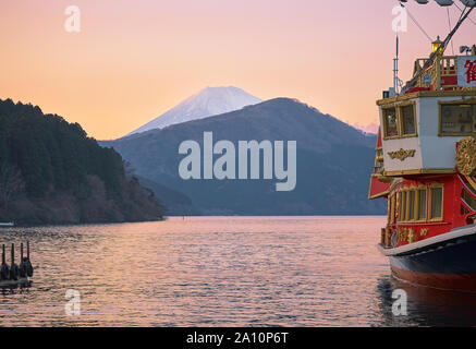 Piratenschiff auf dem Ashi-see im Licht der untergehenden Sonne mit Fuji Berg im Hintergrund. Hakone, Kanagawa. Honshu. Japan Stockfoto