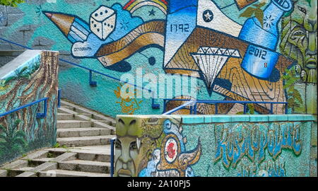 Graffiti auf den Treppen und Mauern einer Brücke in Amsterdam Die Niederlande Stockfoto