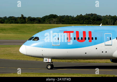 Tui Boeing 787-8 Dreamliner rollt am Flughafen Birmingham, UK (G-TUIA) Stockfoto