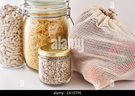 Gläser mit Lebensmittelzutaten auf weißem Hintergrund. Null Abfall Konzept. Küche Hintergrund mit umweltfreundliche Utensilien Stockfoto