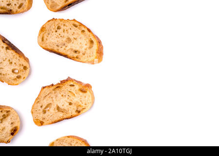Rahmen der Stücke des weißen Brotes auf weißem Hintergrund. Stockfoto