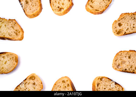 Rahmen der Stücke des weißen Brotes auf weißem Hintergrund. Stockfoto