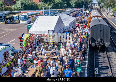 Sheringham Bahnhof voller Menschen, die während der jährlichen 40er Wochenende Veranstaltung Stockfoto