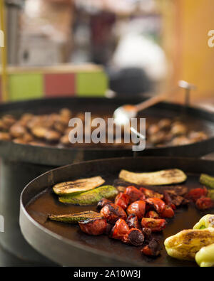 Ein frisch zubereitetes gesundes Gemüse zubereitet am Grill im Freien Stockfoto