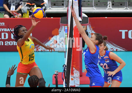 Toyama, Japan. 23 Sep, 2019. Ezssi Emelda Piata (L) von Kamerun konkurriert während der Round Robin Match zwischen Kamerun und Serbien im Jahr 2019 Die FIVB Frauen-WM in Toyama, Japan, Sept. 23, 2019. Credit: Zhu Wei/Xinhua/Alamy leben Nachrichten Stockfoto