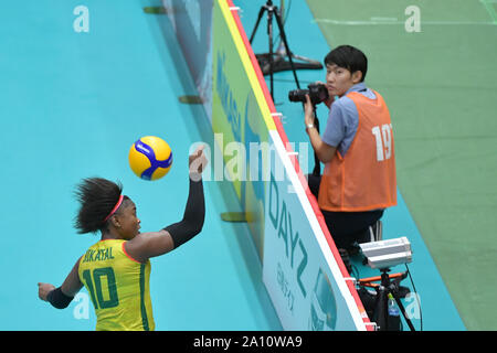 Toyama, Japan. 23 Sep, 2019. Berthrade Simone Flore Bikatal (L) von Kamerun konkurriert während der Round Robin Match zwischen Kamerun und Serbien im Jahr 2019 Die FIVB Frauen-WM in Toyama, Japan, Sept. 23, 2019. Credit: Zhu Wei/Xinhua/Alamy leben Nachrichten Stockfoto