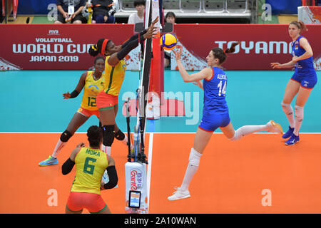Toyama, Japan. 23 Sep, 2019. Maja Aleksic (2. R) von Serbien konkurriert während der Round Robin Match zwischen Kamerun und Serbien im Jahr 2019 Die FIVB Frauen-WM in Toyama, Japan, Sept. 23, 2019. Credit: Zhu Wei/Xinhua/Alamy leben Nachrichten Stockfoto