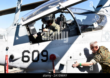 Ostrava, Tschechische Republik. 21 Sep, 2019. American Bell AH-1Z Viper Kampfhubschrauber ist während der NATO-Tage in Mosnov airport gesehen, in Ostrava, Tschechische Republik, am Samstag, 21. September 2019. Credit: Jaroslav Ozana/CTK Photo/Alamy leben Nachrichten Stockfoto