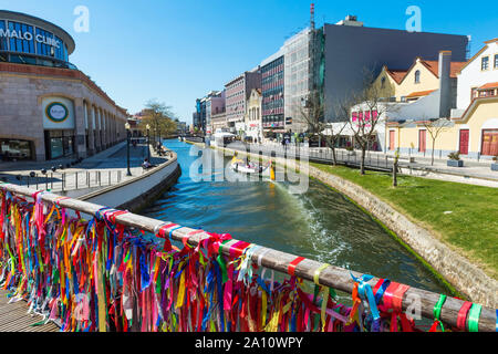 Bänder auf Liebhaber Brücke über den Hauptkanal, Aveiro, Venedig von Portugal, Beira Litoral, Portugal Stockfoto