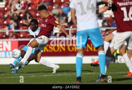 Northampton, Großbritannien. 21. September 2019 in Crawley Beryly Lubala schießt während der Sky Bet Liga eine Übereinstimmung zwischen Northampton Town und Crawley Town an der PTS Akademie Stadion in Northampton. Quelle: Tele Images/Alamy leben Nachrichten Stockfoto