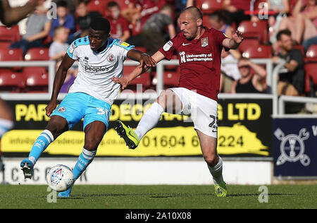 Northampton, Großbritannien. 21. September 2019 in Crawley Beryly Lubala schießt während der Sky Bet Liga eine Übereinstimmung zwischen Northampton Town und Crawley Town an der PTS Akademie Stadion in Northampton. Quelle: Tele Images/Alamy leben Nachrichten Stockfoto