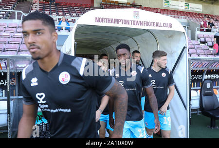 Northampton, Großbritannien. 21. September 2019 Crawley Spieler kommen aus dem Tunnel bis in den Himmel Wette Liga eine Übereinstimmung zwischen Northampton Town und Crawley Town an der PTS Akademie Stadion in Northampton zu warm. Quelle: Tele Images/Alamy leben Nachrichten Stockfoto