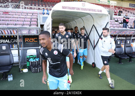 Northampton, Großbritannien. 21. September 2019 Crawley Spieler kommen aus dem Tunnel bis in den Himmel Wette Liga eine Übereinstimmung zwischen Northampton Town und Crawley Town an der PTS Akademie Stadion in Northampton zu warm. Quelle: Tele Images/Alamy leben Nachrichten Stockfoto