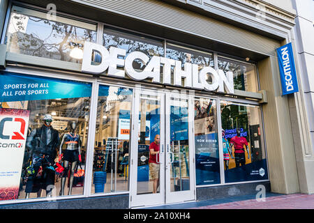 Sep 20, 2019 San Francisco/CA/USA - Außenansicht von Decathlon Sportartikel Shop, im Süden von Market District in Downtown San Francisco; Decath Stockfoto