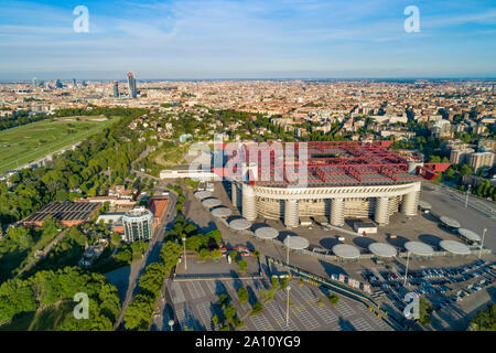 Mailand Stadtbild und die Fußball Arena Meazza Stadion, auch als das San Siro Stadion bekannt. Antenne Panoramablick. Stockfoto