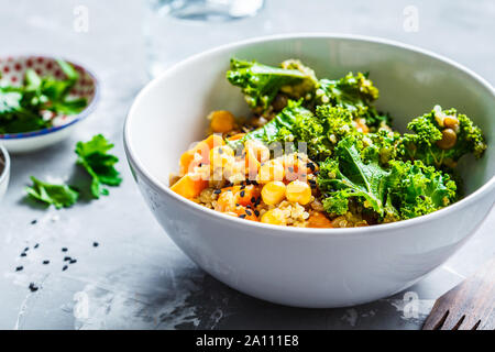 Veganen Eintopf mit Kichererbsen, süsse Kartoffeln und Kohl in einer weißen Schüssel. Stockfoto