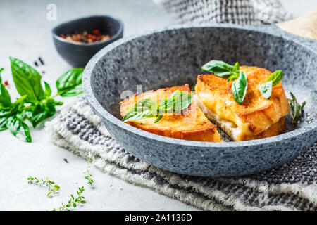 Gebratene Sandwiches mit Käse und Brot aus Weizen in der Pfanne. Stockfoto