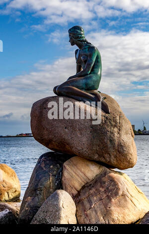 Die Statue der kleinen Meerjungfrau auf der Küstenlinie, Kopenhagen, Dänemark. Stockfoto