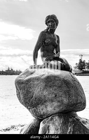 Die Statue der kleinen Meerjungfrau auf der Küstenlinie, Kopenhagen, Dänemark. Stockfoto