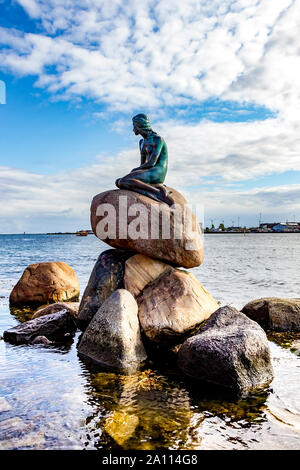 Die Statue der kleinen Meerjungfrau auf der Küstenlinie, Kopenhagen, Dänemark. Stockfoto