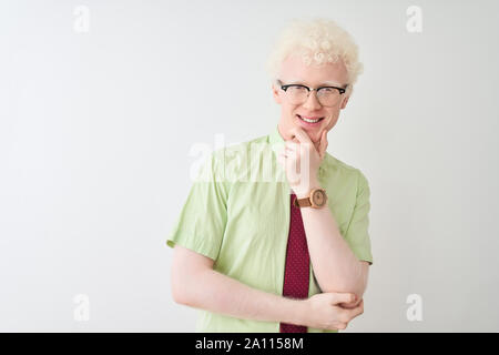 Junge albino Geschäftsmann mit Hemd und Krawatte stehend über isoliert weißer Hintergrund schaut zuversichtlich in die Kamera lächelnd mit verschränkten Armen und h Stockfoto