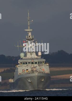 Queenborough, Kent, UK. 23. September, 2019. HMS Medway neueste Kriegsschiff der BRITISCHEN gesehen ist der Fluss Medway (die Wasserstraße ist sie nach) heute Morgen von Queenborough, Kent benannt. Sie ist nun bereit für den aktiven Dienst nach dem letzten Donnerstag in Betrieb genommen und am Wochenende in Chatham. Sie ist die 11. Schiff HMS Medway Namen zu verwenden; die erste wurde gebaut und in Sheerness im Jahre 1693 ins Leben gerufen. Credit: James Bell/Alamy leben Nachrichten Stockfoto