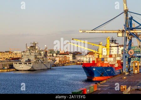 Containerschiff Petkum in Malmö Port und FGS Bonn (A1413), ein Berliner angedockt-Klasse Auffüllung Schiff der Deutschen Marine in Kopenhagen, Dänemark. Stockfoto