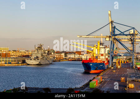 Containerschiff Petkum in Mamo Port und FGS Bonn (A1413), ein Berliner angedockt-Klasse Auffüllung Schiff der Deutschen Marine in Kopenhagen, Dänemark. Stockfoto