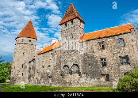 Stadtmauer und die mittelalterlichen Türme rund um die Altstadt von Tallinn. Estland, Europa Stockfoto