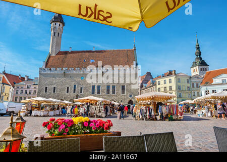 Touristische auf traditionellen Sommer Markt am Rathausplatz (Raekoja Plats) in der Altstadt von Tallinn. Estland Stockfoto