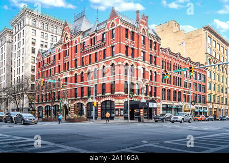 In Syracuse, NEW YORK - 07 Dez, 2018: Historisches weißes Memorial Building wurde 1876 mit viktorianisch-gotischen Stil auf 100 East Washington Street gebaut im Dow Stockfoto