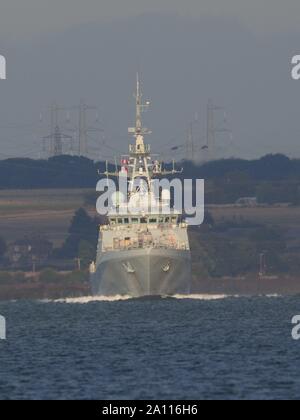 Queenborough, Kent, UK. 23. September, 2019. HMS Medway neueste Kriegsschiff der BRITISCHEN gesehen ist der Fluss Medway (die Wasserstraße ist sie nach) heute Morgen von Queenborough, Kent benannt. Sie ist nun bereit für den aktiven Dienst nach dem letzten Donnerstag in Betrieb genommen und am Wochenende in Chatham. Sie ist die 11. Schiff HMS Medway Namen zu verwenden; die erste wurde gebaut und in Sheerness im Jahre 1693 ins Leben gerufen. Credit: James Bell/Alamy leben Nachrichten Stockfoto