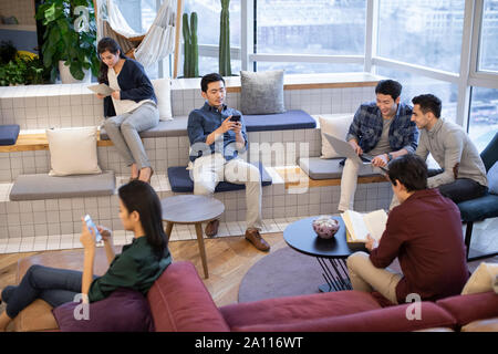 Jungen im Ausland Studenten Freizeit Stockfoto