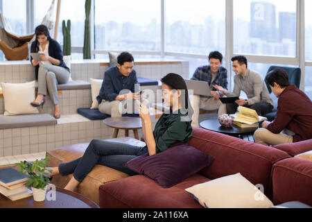 Jungen im Ausland Studenten Freizeit Stockfoto