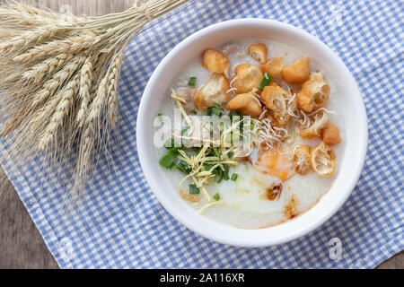 Breakfase Mahlzeit. Congee oder Reisbrei Schweinehack, gekochtes Ei mit Chinesischen frittierte Doppel Teig stick Stockfoto
