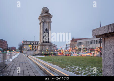 Eine vertikale Ansicht von Soldaten und Matrosen Denkmal an Clinton Square, Syracuse, New York Stockfoto