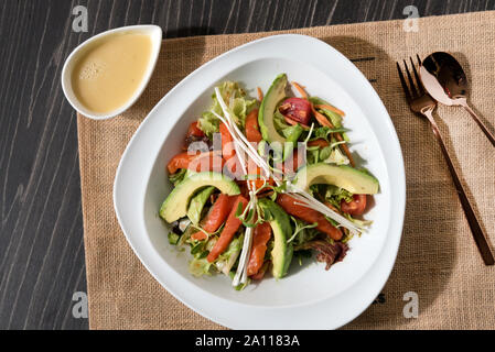 Geräucherter Lachs mit gemischten Salat, Avocado, Kapern, Zwiebeln und Stockfoto