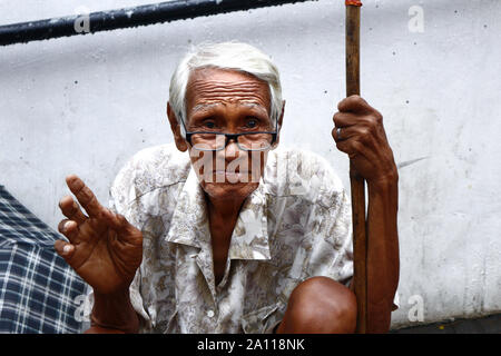 ANTIPOLO CITY, Philippinen - 18. SEPTEMBER 2019: Senior Filipino Mann mit Brille sieht und für die Kamera posieren. Stockfoto
