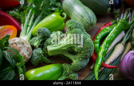 Sortiment von frisch geernteten Gemüse auf Garden Bed Stockfoto