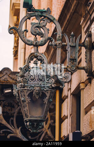 Antike Laternen auf Gebäude von Opera de Nice. Stockfoto