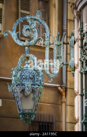 Antike Laternen auf Gebäude von Opera de Nice. Stockfoto