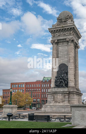 Soldaten und Matrosen Denkmal und Syrakus Sparkasse Gebäude am Clinton Square in Downtown Syracuse, New York State, USA. Stockfoto