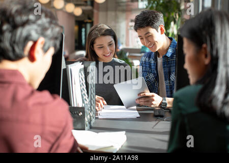 Jungen im Ausland Studenten sprechen in Computer Lab Stockfoto