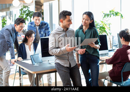 Jungen im Ausland Studenten sprechen in Computer Lab Stockfoto