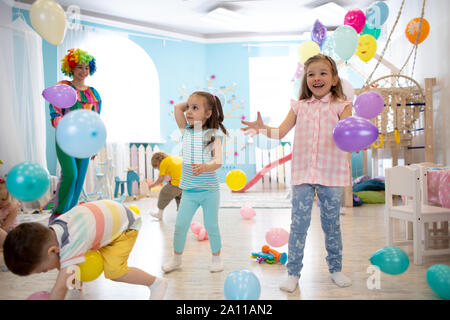 Vorschule Kinder tanzen und spielen auf der Geburtstagsfeier im Kinder Club Stockfoto