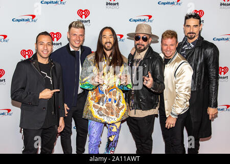 September 21, 2019, Las Vegas, Nevada, US: HOWIE DOROUGH, Nick Carter, BRIAN LITTRELL, AJ MCLEAN und Kevin Richardson von Backstreet Boys kommen mit Steve Aoki (Mitte) zu den iHeartRadio Music Festival bei der T-Mobile Arena in Las Vegas, Nevada (Bild: © Daniel DeSlover/ZUMA Draht) Stockfoto