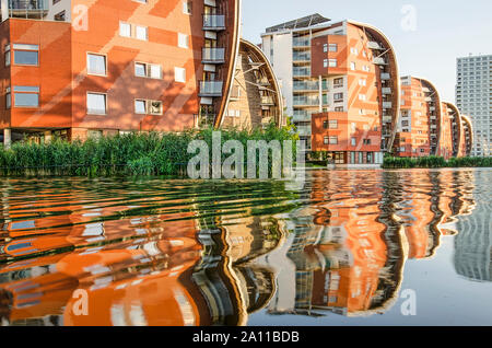 Den Bosch, Niederlande, 20. September 2019: Reihe von Wohngebäuden in der palacae Viertel, mit spektakulären Segelboot - Design inspiriert, Reflexionseigenschaften Stockfoto