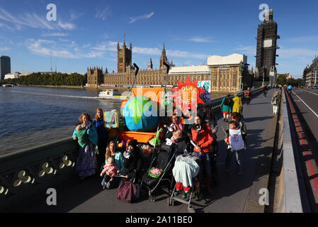 Mütter mit ihren Kindern in Kinderwagen kreuz Westminster Bridge in London bei einem Protest organisiert von Müttern, die sich im Vorfeld des UN-Gipfels zum Klimaschutz. Stockfoto